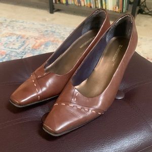 Naturalizer brown 2 1/2 inch heels with nude stitching detail